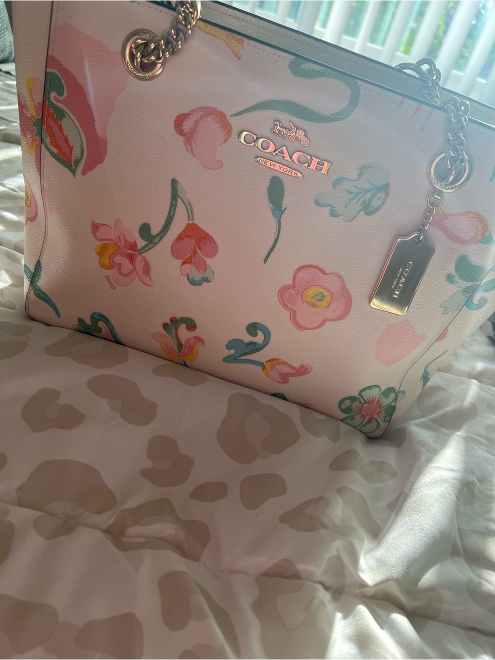 Coach Outlet Cammie Chain Tote with Dreamy Land Floral print - Picture 8 of 8